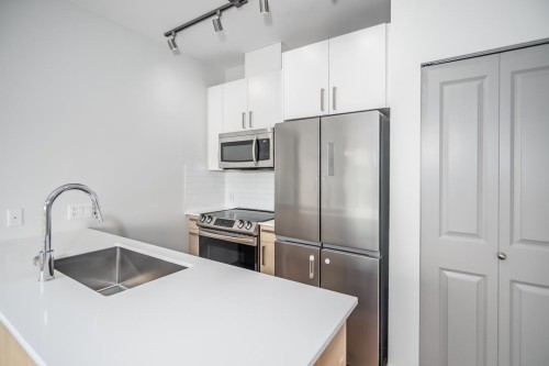 411-6968 Royal Oak Avenue, Burnaby, BC 