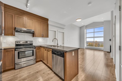 403-827 Roderick Avenue, Coquitlam, BC 