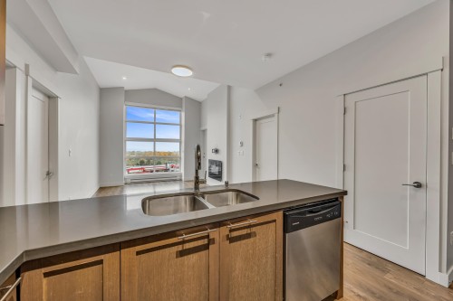 403-827 Roderick Avenue, Coquitlam, BC 