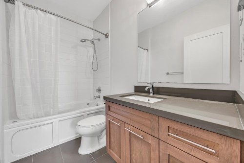 403-827 Roderick Avenue, Coquitlam, BC 