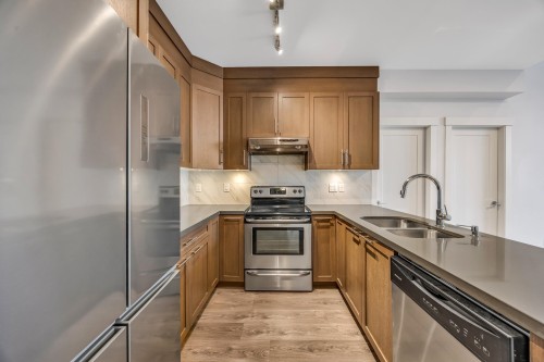 403-827 Roderick Avenue, Coquitlam, BC 