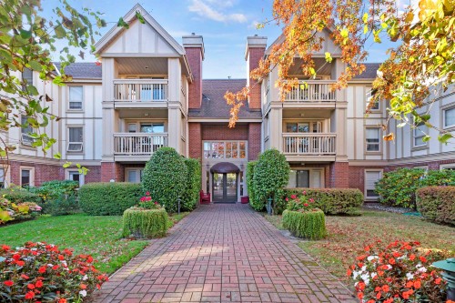 209-843 22nd Street  West Vancouver, BC V7V 4C1