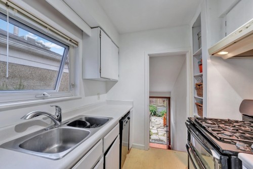 2303 3Rd Avenue W, Vancouver, BC 