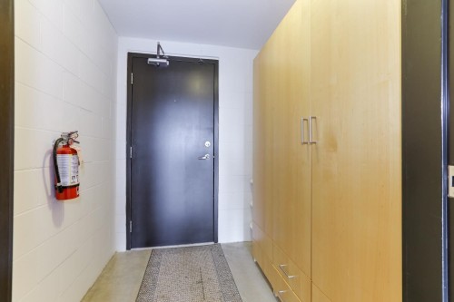 302-1220 Pender Street E, Vancouver, BC 