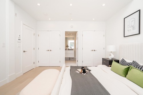 2-434 1St Street E, North Vancouver, BC 