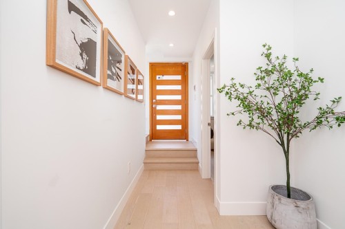 2-434 1St Street E, North Vancouver, BC 