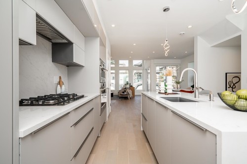 2-434 1St Street E, North Vancouver, BC 