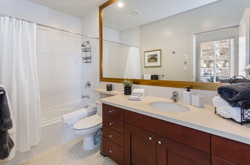 202-499 Broughton St, Vancouver, BC 