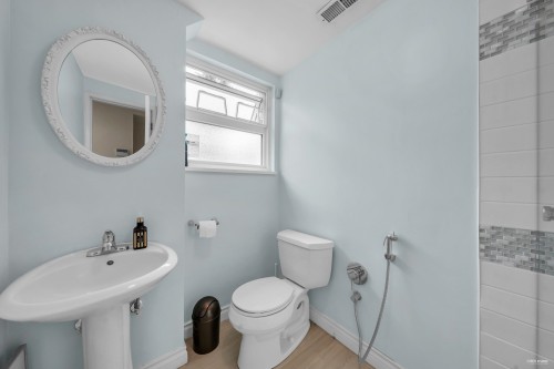 3566 Regent Avenue, North Vancouver, BC 