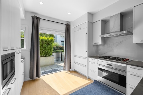 6-1133 Ridgewood Drive, North Vancouver, BC 