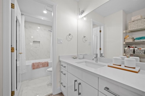 204-1528 Bowser Avenue, North Vancouver, BC 