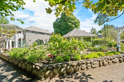 204-1528 Bowser Avenue, North Vancouver, BC 