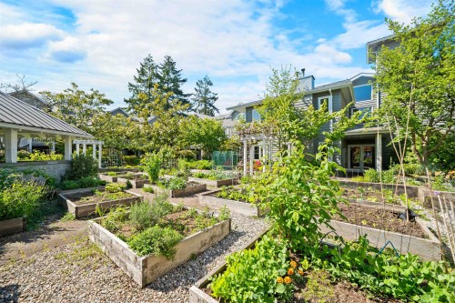 204-1528 Bowser Avenue, North Vancouver, BC 