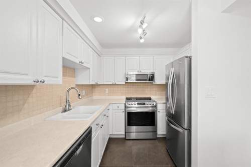 204-1528 Bowser Avenue, North Vancouver, BC 