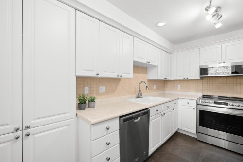 204-1528 Bowser Avenue, North Vancouver, BC 