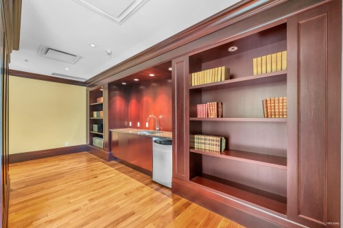 202-533 Waters Edge Crescent, West Vancouver, BC 