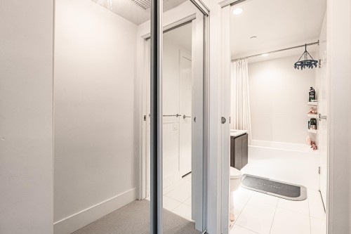 516-5508 Hollybridge Way, Richmond, BC 