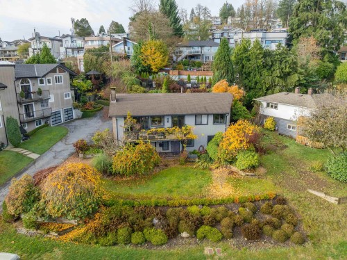211 Warwick Avenue N Burnaby, BC V5B 1K8