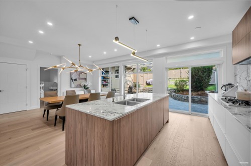 2175 Kings Avenue, West Vancouver, BC 