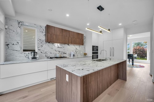 2175 Kings Avenue, West Vancouver, BC 