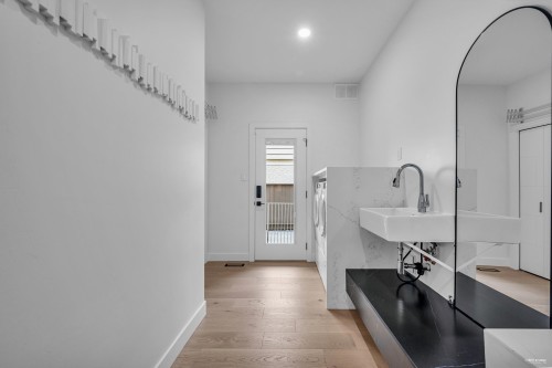 2175 Kings Avenue, West Vancouver, BC 