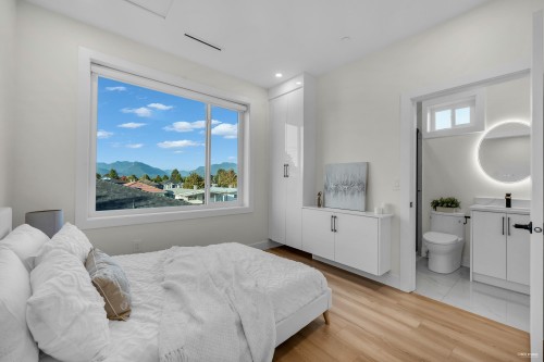 2-2705 3Rd Avenue E, Vancouver, BC 