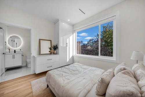 2-2705 3Rd Avenue E, Vancouver, BC 