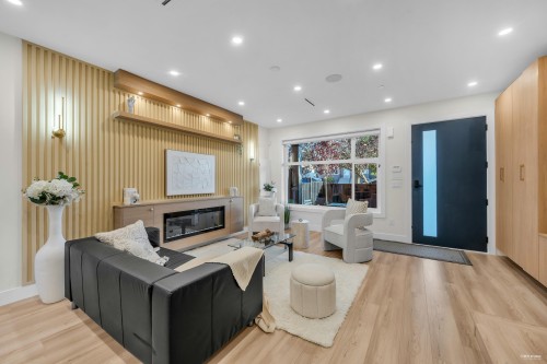 2-2705 3Rd Avenue E, Vancouver, BC 