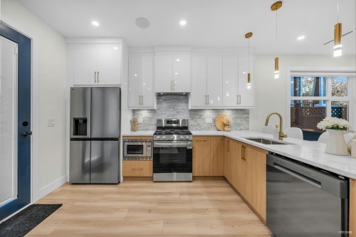 2-2705 3Rd Avenue E, Vancouver, BC 