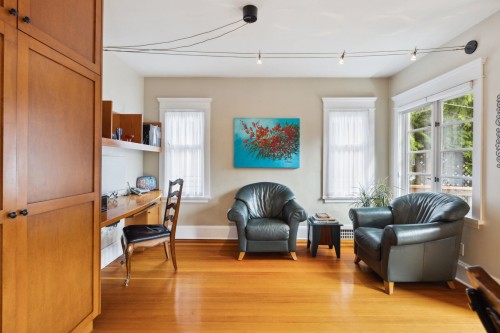 349 24Th Street E, North Vancouver, BC 