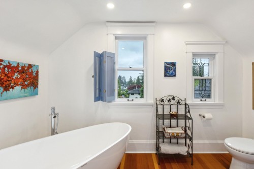 349 24Th Street E, North Vancouver, BC 