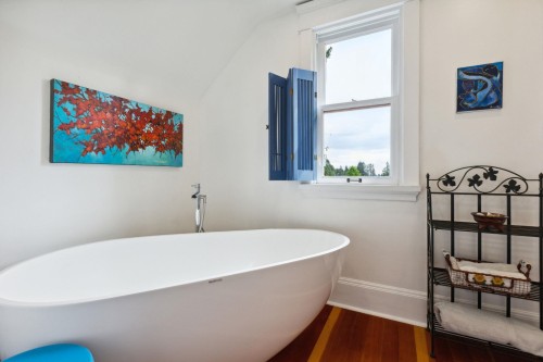 349 24Th Street E, North Vancouver, BC 