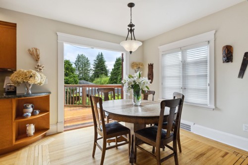 349 24Th Street E, North Vancouver, BC 