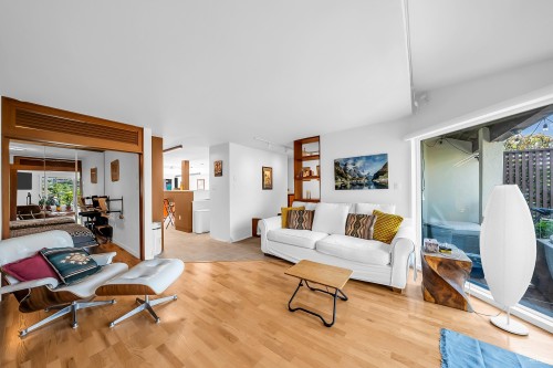 1106 Ironwork Passage, Vancouver, BC 