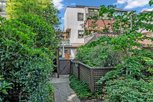 1106 Ironwork Passage, Vancouver, BC 