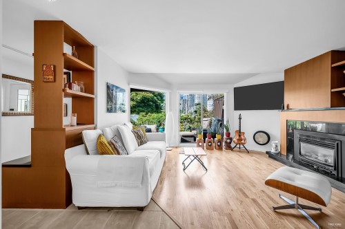 1106 Ironwork Passage, Vancouver, BC 