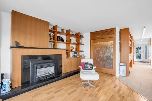 1106 Ironwork Passage, Vancouver, BC 