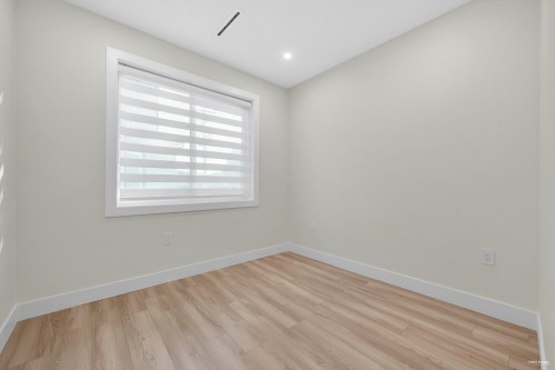 1-2703 3Rd Avenue E, Vancouver, BC 