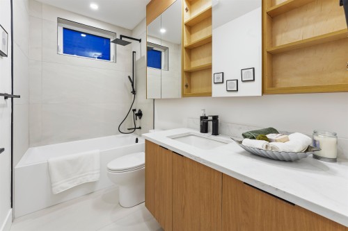 1-1322 13Th Avenue E, Vancouver, BC 