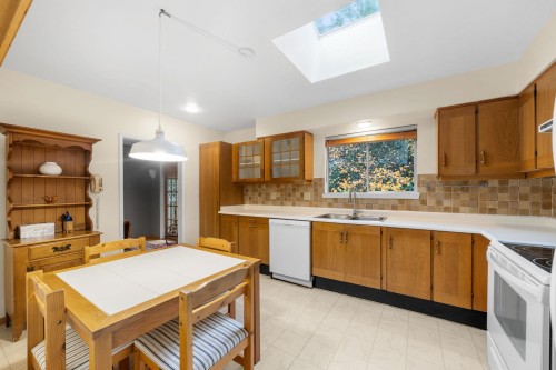 2086 Tompkins Crescent, North Vancouver, BC 