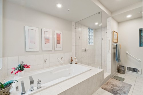 201-3105 Deer Ridge Drive, West Vancouver, BC 