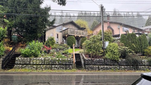 2071 Deep Cove Road, North Vancouver, BC 