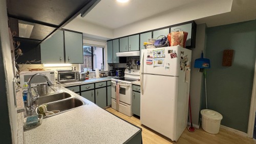 2071 Deep Cove Road, North Vancouver, BC 