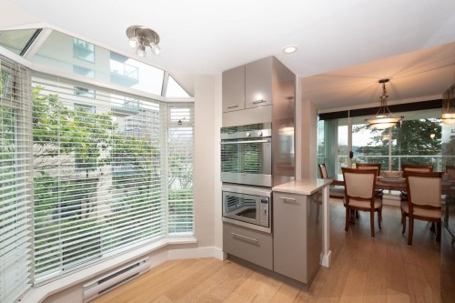 301-1455 Duchess Avenue, West Vancouver, BC 