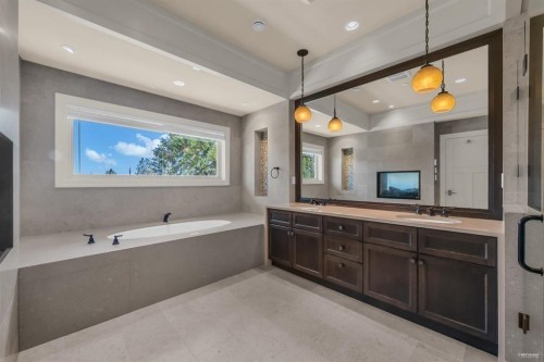 2566 Marine Drive, West Vancouver, BC 