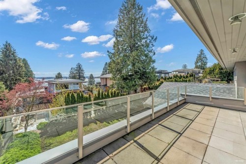 2566 Marine Drive, West Vancouver, BC 