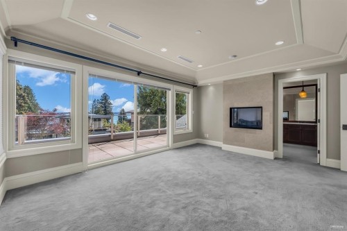 2566 Marine Drive, West Vancouver, BC 