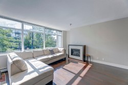 1xx-1320 Chesterfield Avenue  North Vancouver, BC V7M 0A6