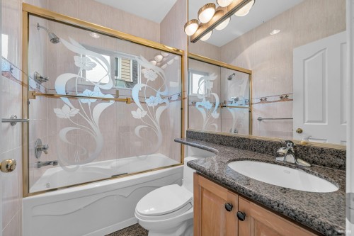 213 28Th Street W, North Vancouver, BC 