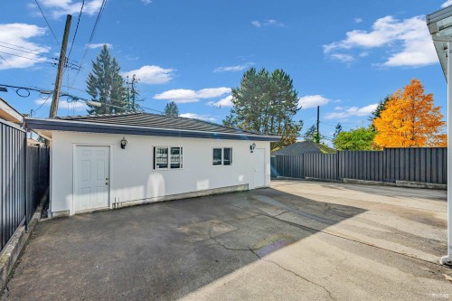 213 28Th Street W, North Vancouver, BC 